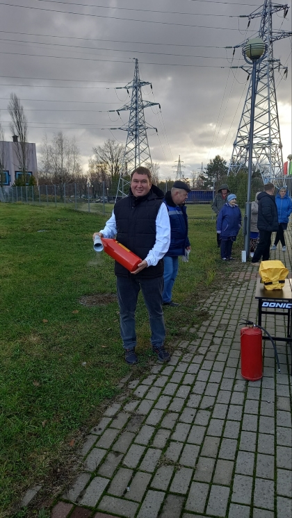 18-19 ноября 2025 с работниками спортивного комплекса «Олимпиец» были проведены практические занятия «Работа с огнетушителем в случае пожара» и «Применение самоспасателя»