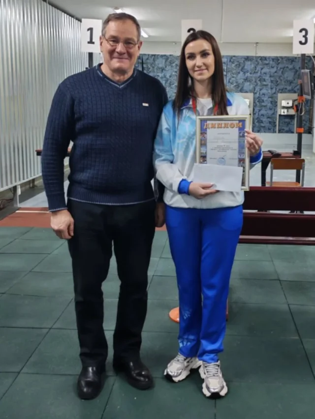 ⚡21 февраля в г.Могилеве на базе учреждения образования "Могилевский государственный электротехнический колледж" прошли областные соревнования по стрельбе из пневматической винтовки, посвященные Дню защитников Отечества на призы Могилевского областного комитета Белорусского профсоюза работников культуры, информации, спорта и туризма. 

🥈Почетное 2 место заняла работник Могилевского областного центра олимпийского резерва по легкой атлетике и игровым видам спорта  Боброва Оксана Александровна. 

💐Поздравляем Оксану Александровну с серебряной медалью!!!👏👏👏